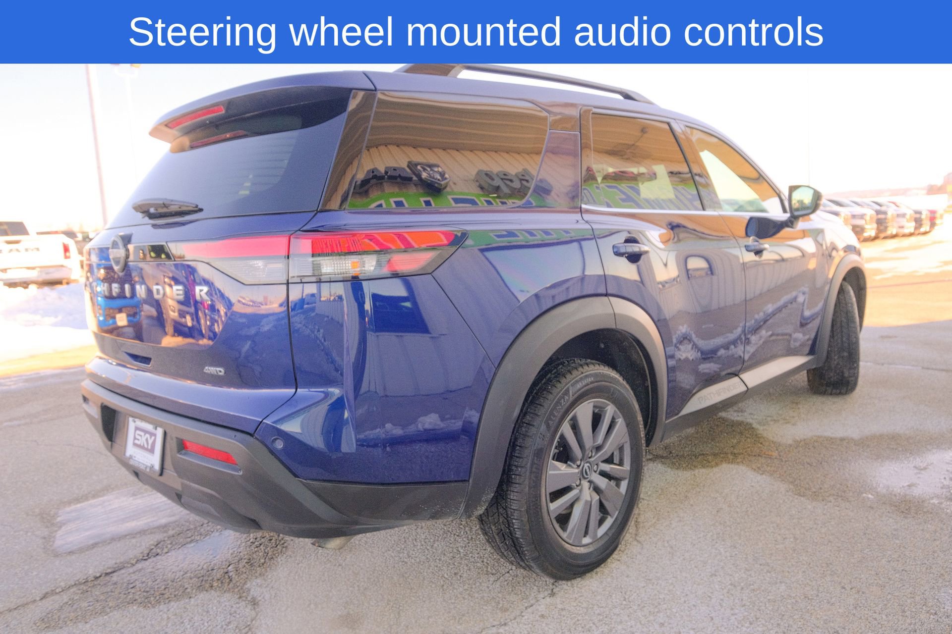 Used 2025 Nissan Pathfinder SV image 8