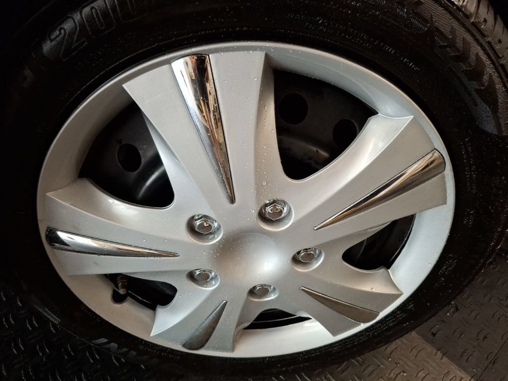 Used 2018 Toyota Corolla LE FWD image 4