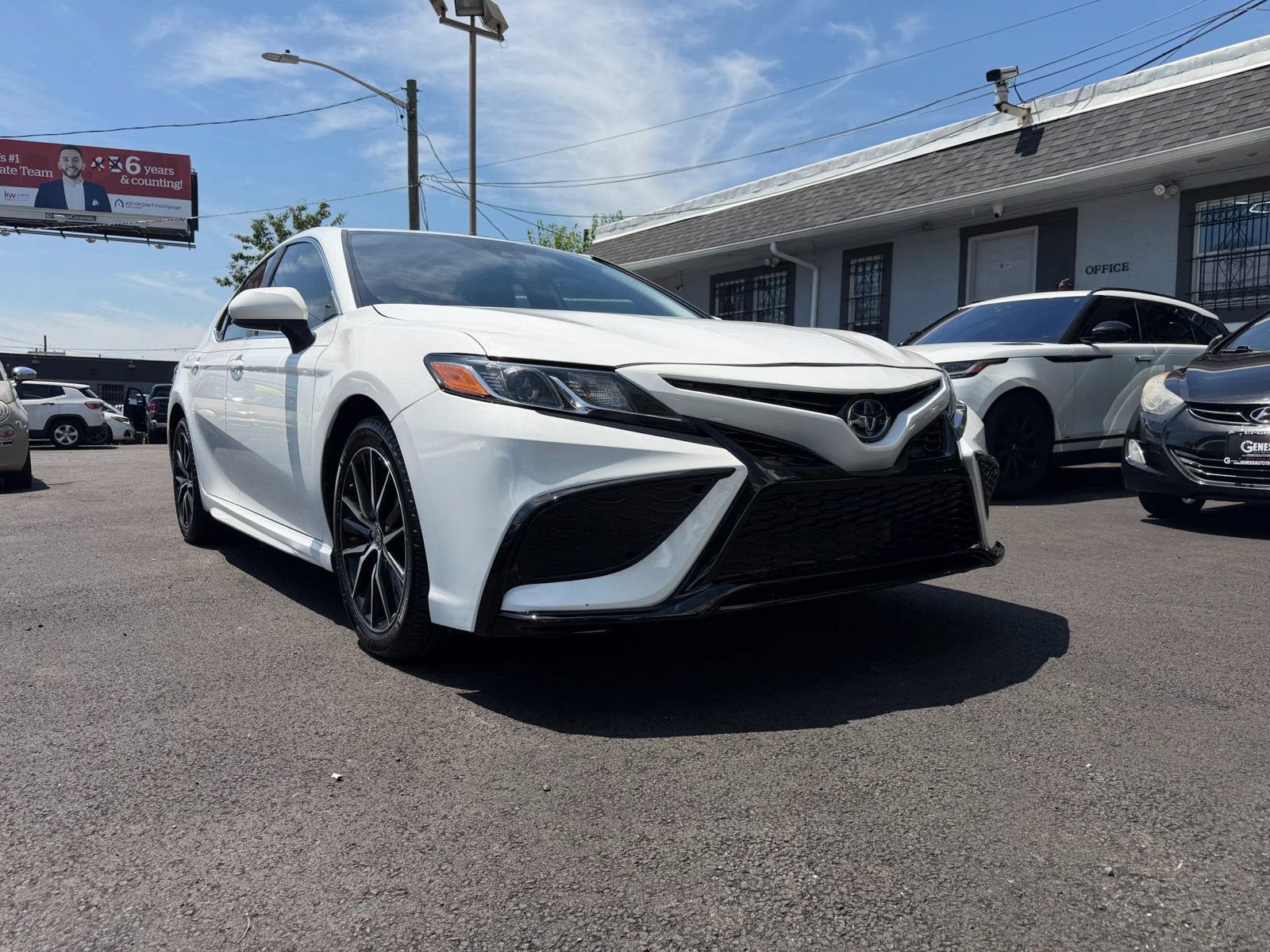 Used 2021 Toyota Camry SE FWD image 3
