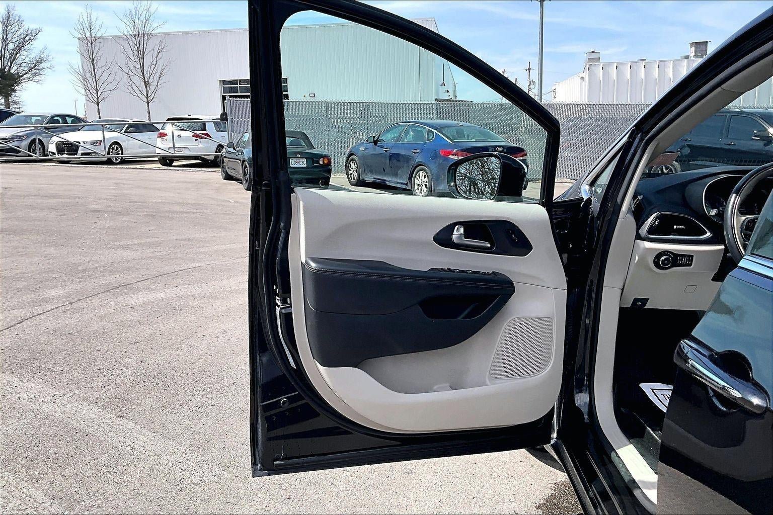 Used 2020 Chrysler Pacifica Limited image 24