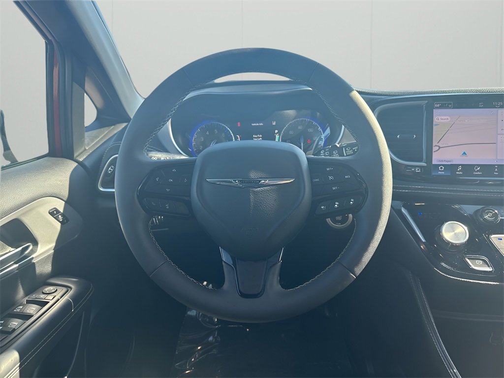 Used 2025 Chrysler Pacifica Limited image 24