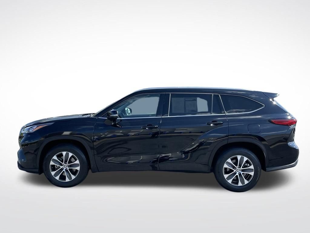 Used 2020 Toyota Highlander XLE FWD image 2