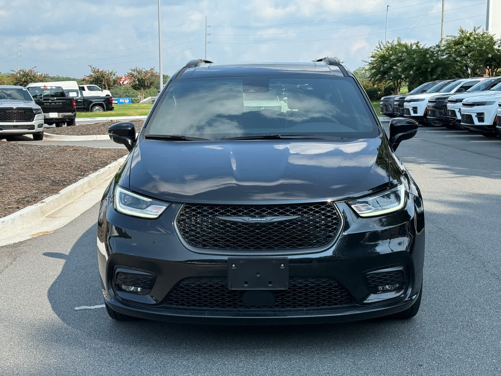 Used 2025 Chrysler Pacifica Limited FWD image 8