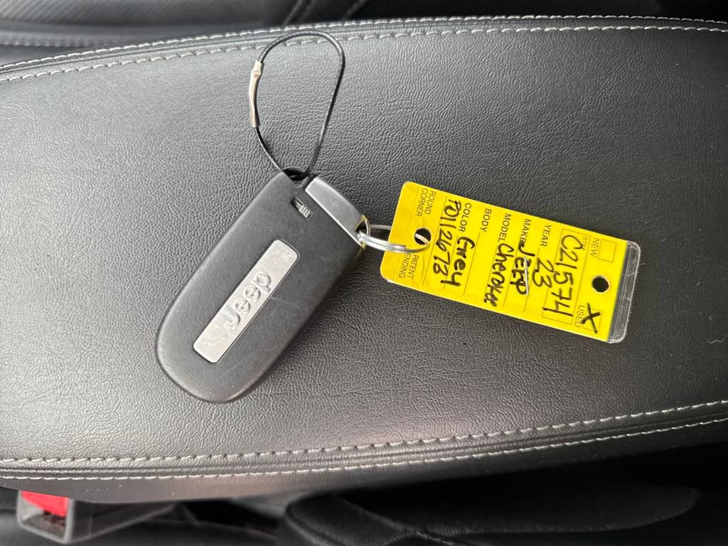 Used 2023 Jeep Cherokee Altitude Lux image 28