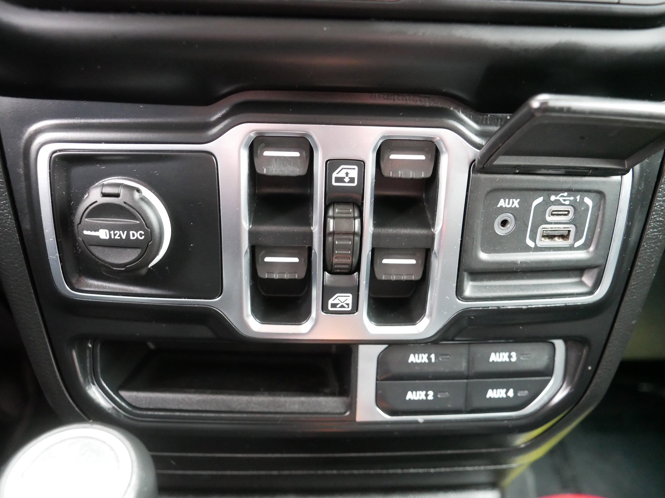 Used 2020 Jeep Wrangler Unlimited Sahara image 32