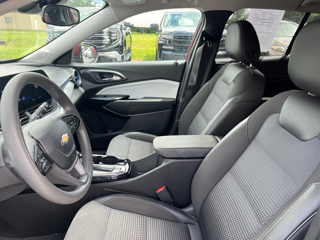 Used 2025 Chevrolet Trax LT FWD image 6