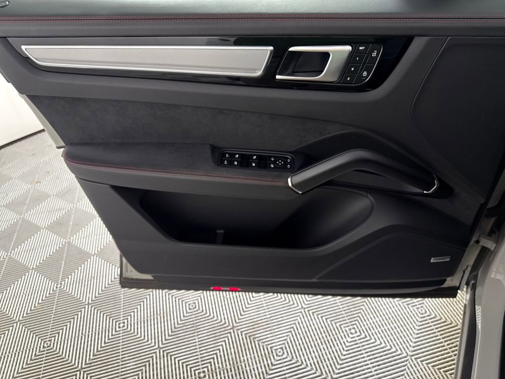 Used 2023 Porsche Cayenne GTS image 9