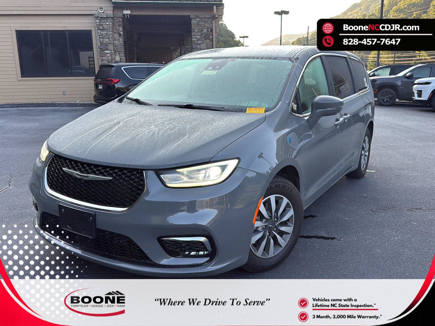 Used 2022 Chrysler Pacifica Touring-L w/ Uconnect Theater Family Group FWD image 1