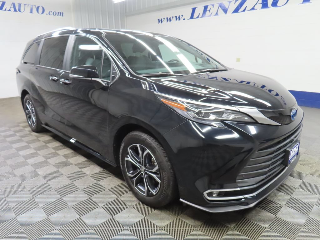Used 2025 Toyota Sienna Platinum AWD/4WD image 3
