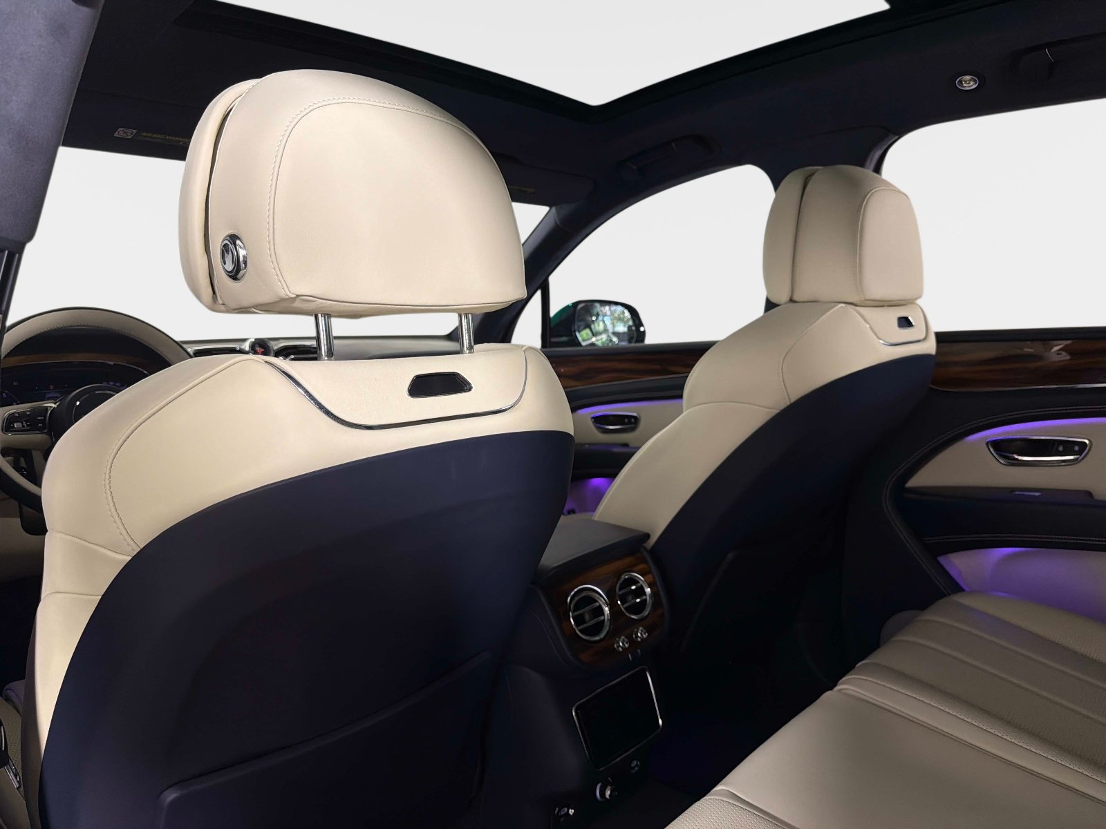 Used 2024 Bentley Bentayga AWD/4WD image 35