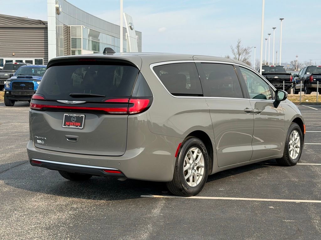 Used 2023 Chrysler Pacifica Touring-L image 5