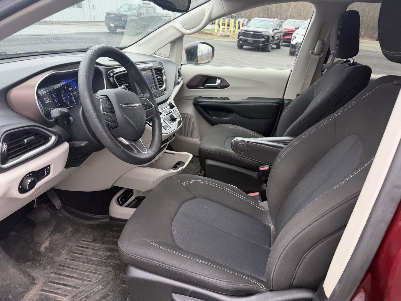 Used 2021 Chrysler Voyager L FWD image 9