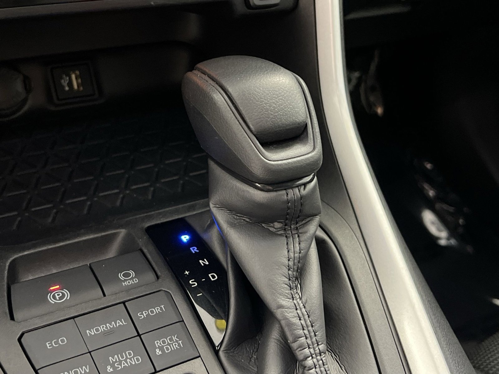 Used 2024 Toyota RAV4 LE image 22