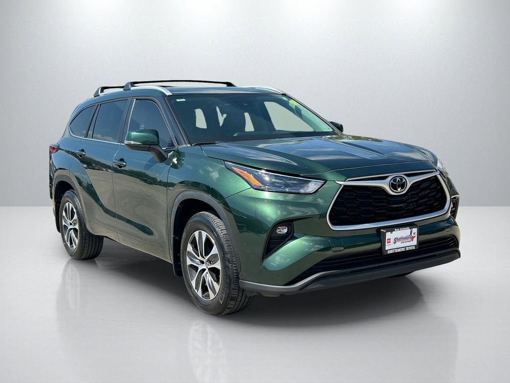 Used 2023 Toyota Highlander XLE image 3