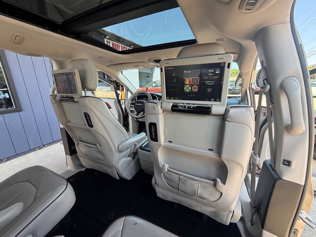 Used 2018 Chrysler Pacifica Limited w/ Tire & Wheel Group FWD image 13