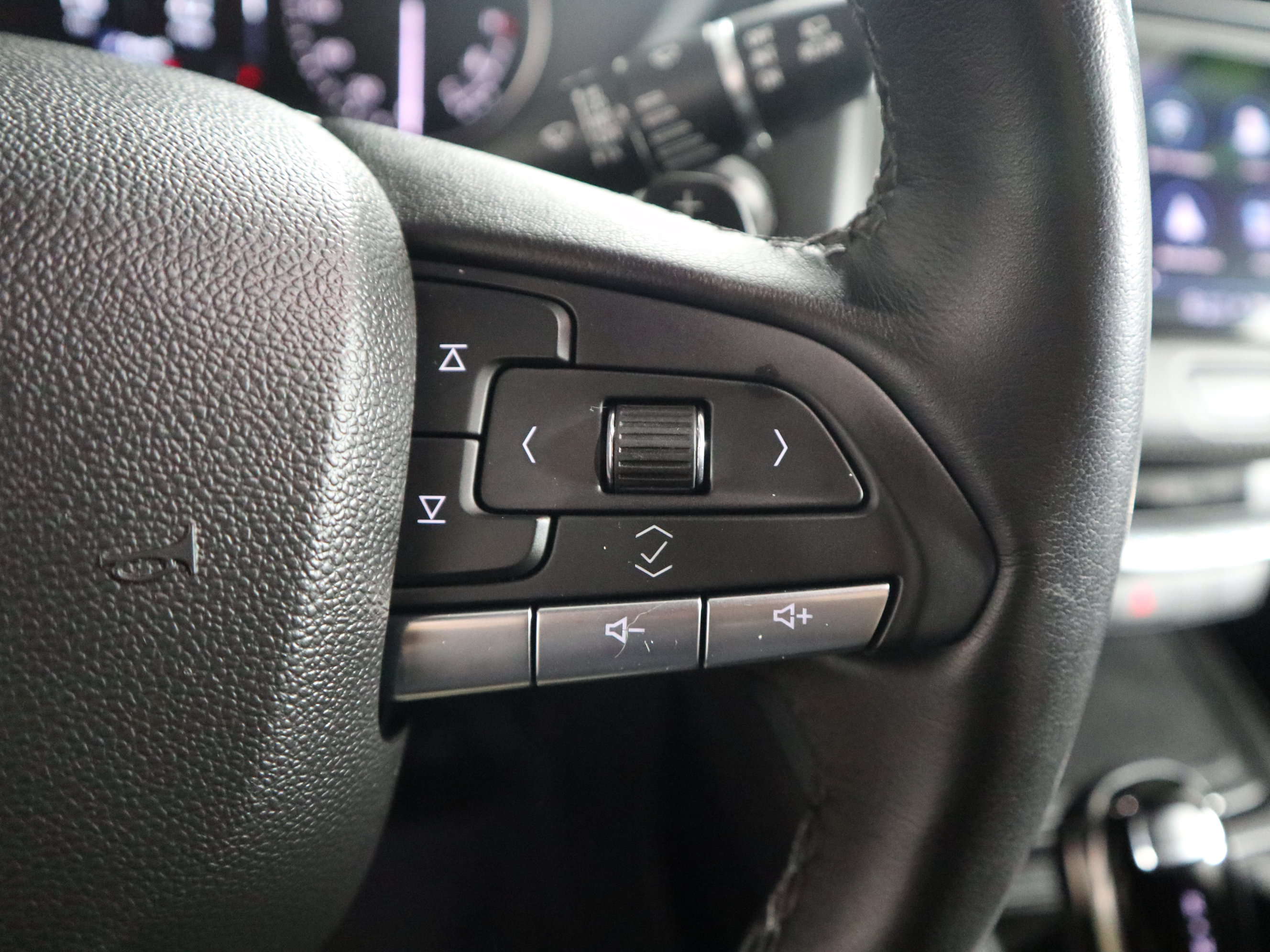 Used 2023 Cadillac XT4 Luxury w/ Cold Weather Package FWD image 28
