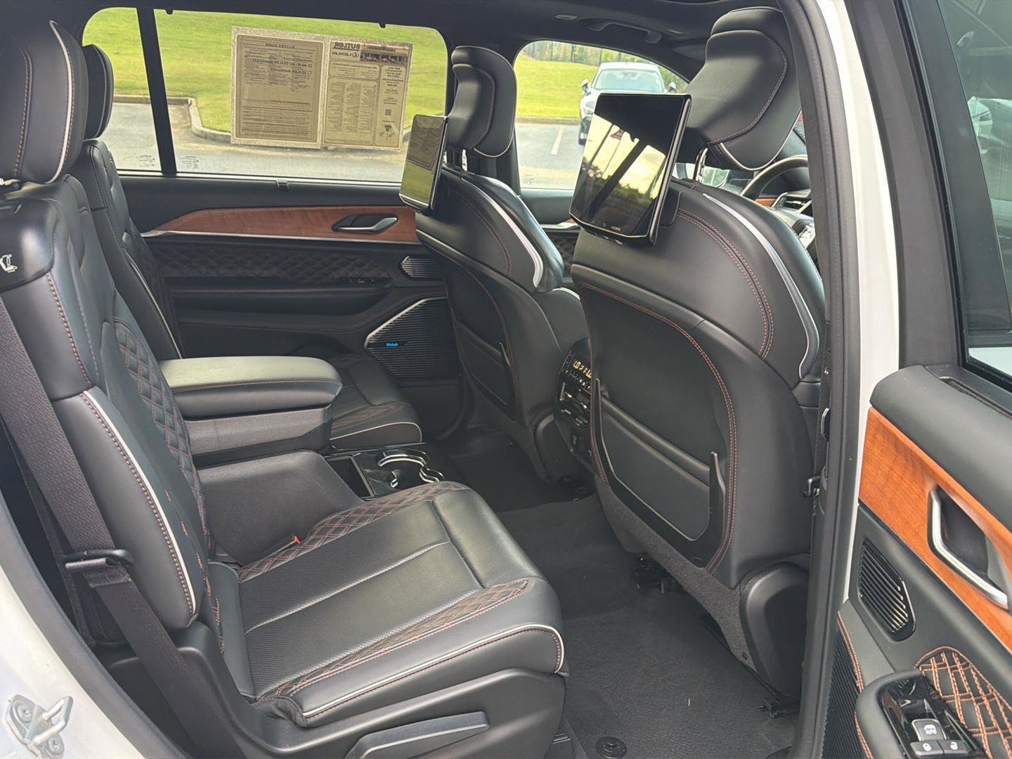 Used 2024 Jeep Grand Cherokee L Summit AWD/4WD image 15