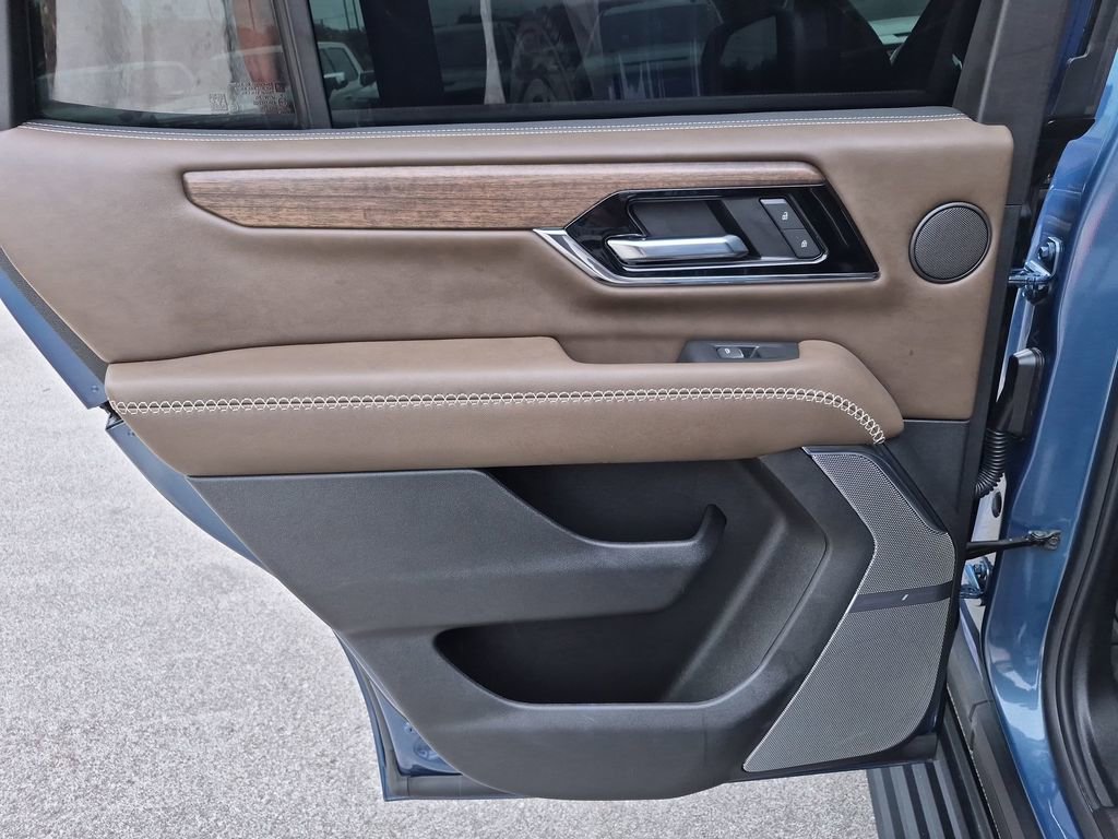 Certified 2025 GMC Yukon Denali Ultimate AWD/4WD image 32