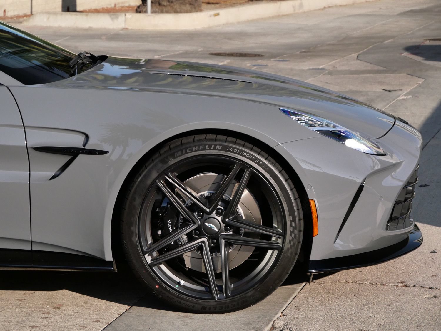 Used 2025 Aston Martin V8 Vantage Coupe RWD image 4