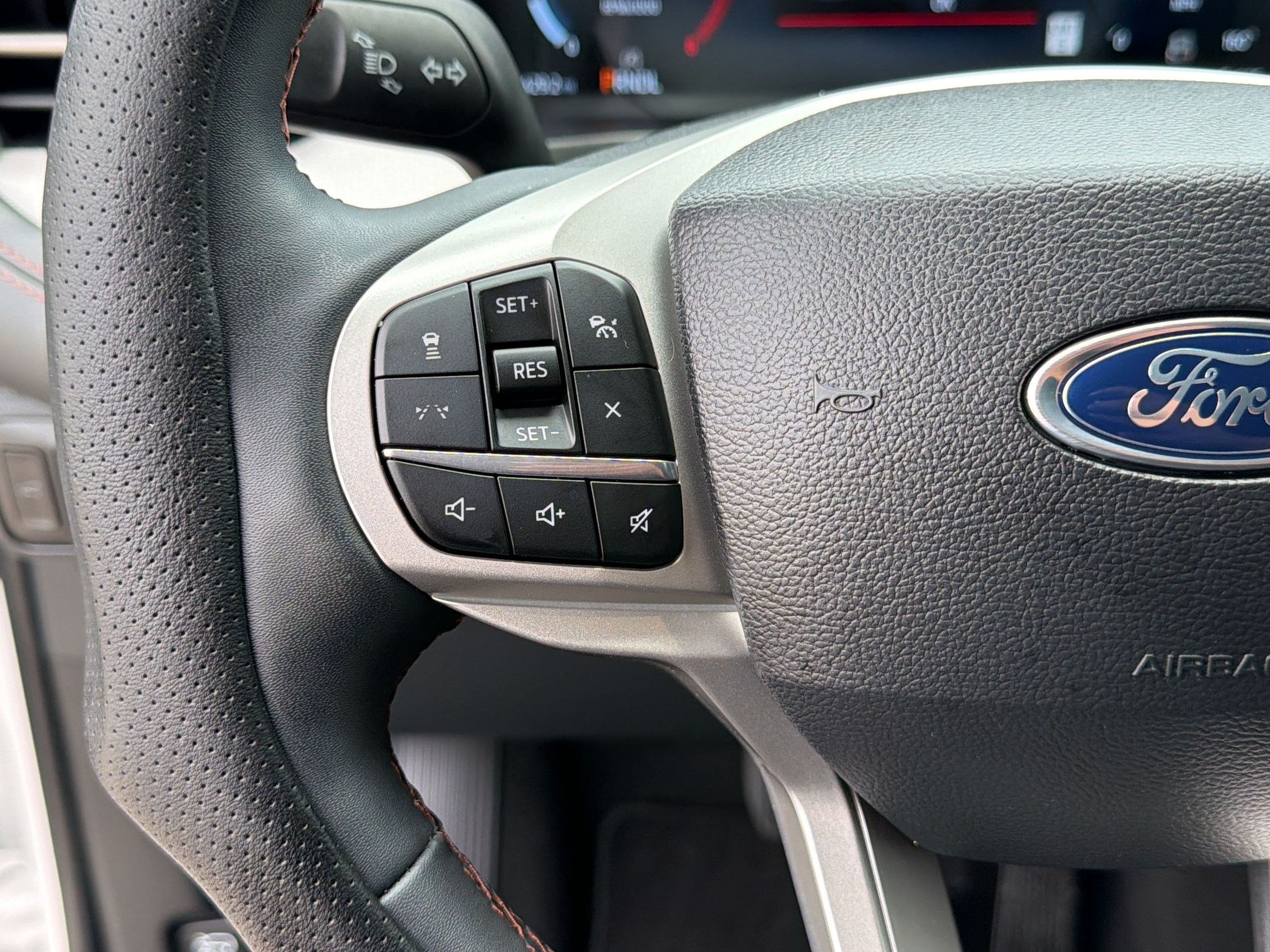 Used 2025 Ford Explorer Active w/ Active Comfort Package RWD image 17