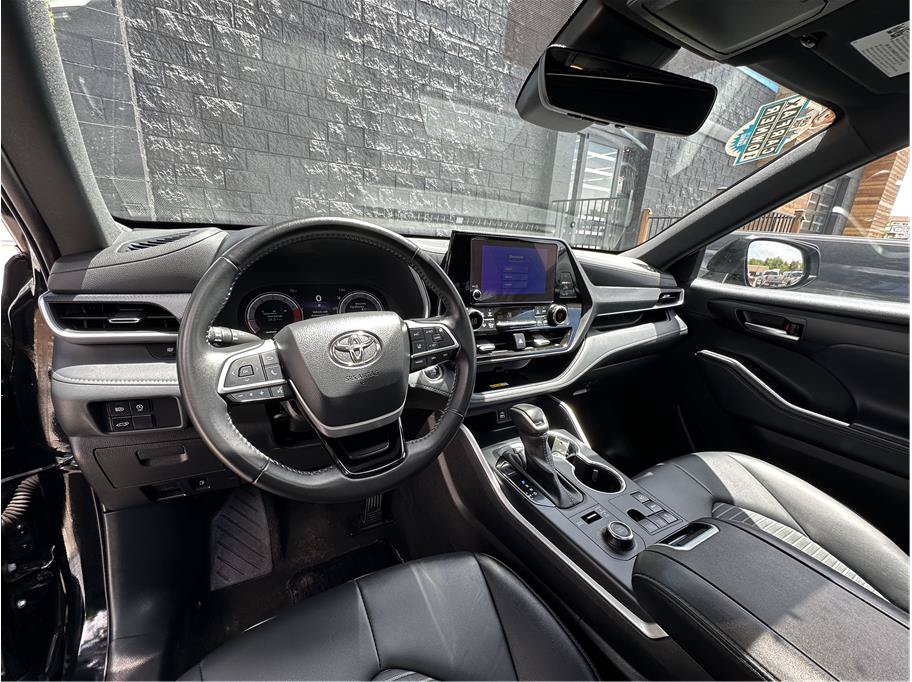 Used 2025 Toyota Highlander XSE AWD/4WD image 2