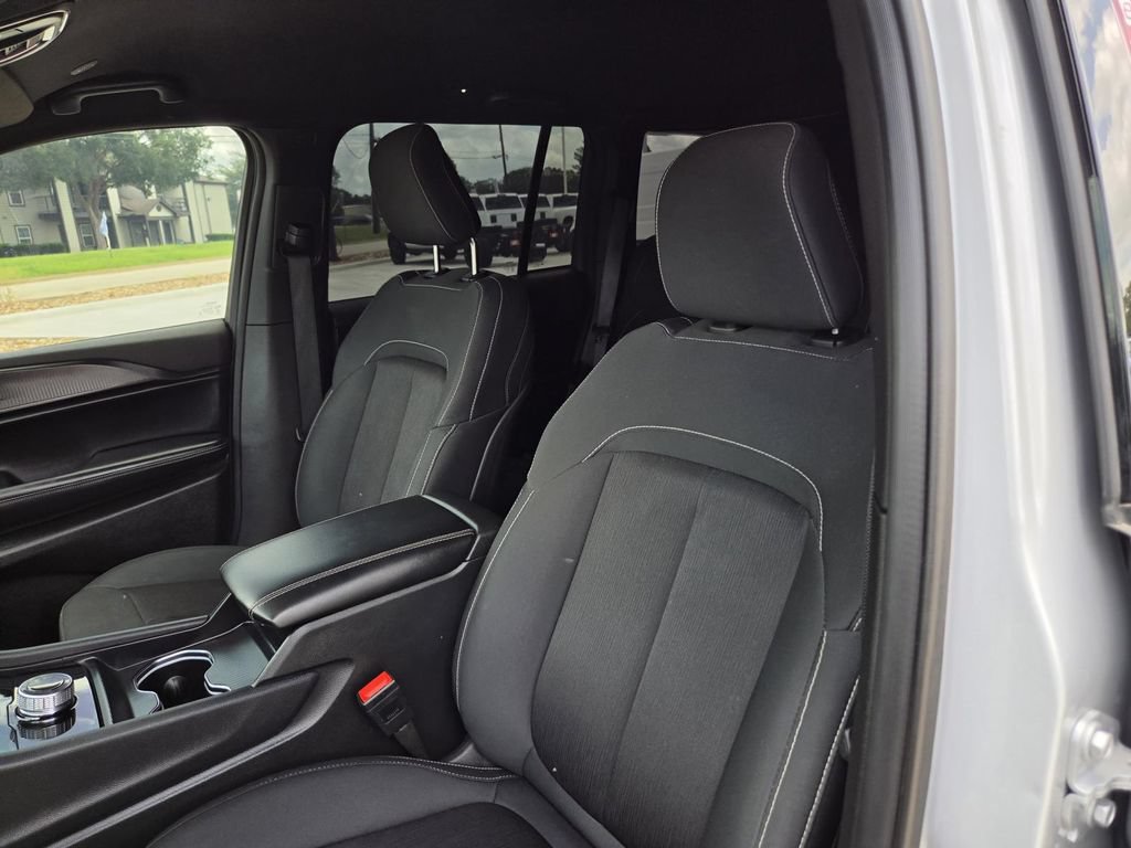 Used 2025 Jeep Grand Cherokee Laredo RWD image 13