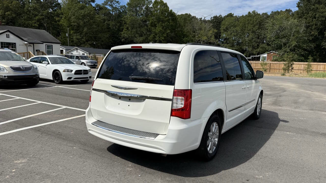 Used 2013 Chrysler Town & Country Touring image 7
