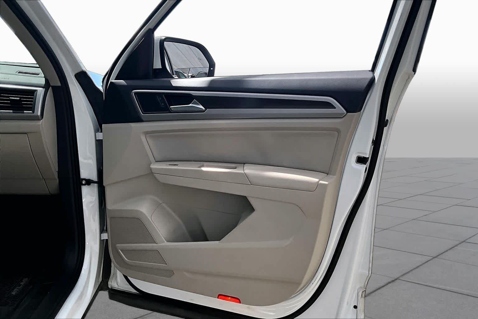 Used 2020 Volkswagen Atlas SE w/ Panoramic Sunroof Package FWD image 23