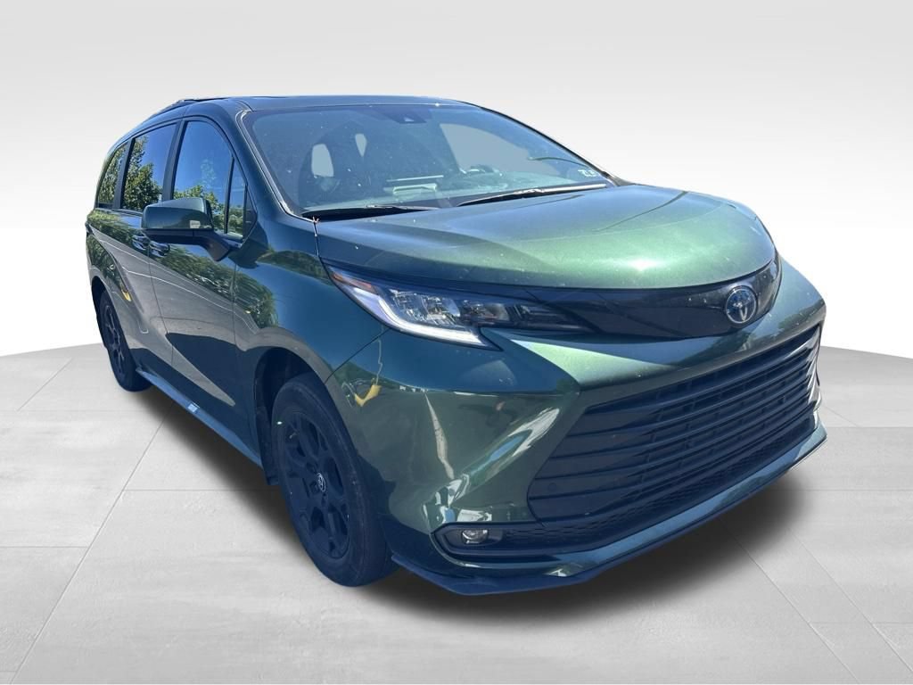 Used 2025 Toyota Sienna XLE Woodland Edition AWD/4WD image 7