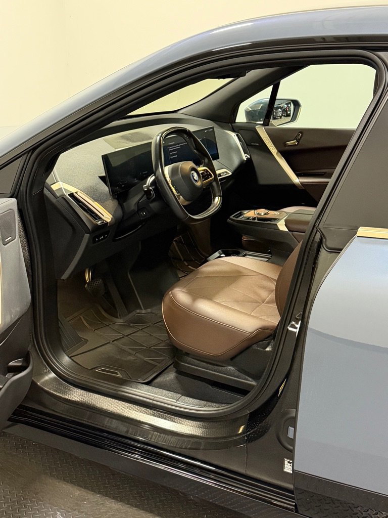 Used 2023 BMW iX xDrive50 w/ Ultimate Package 2 image 8