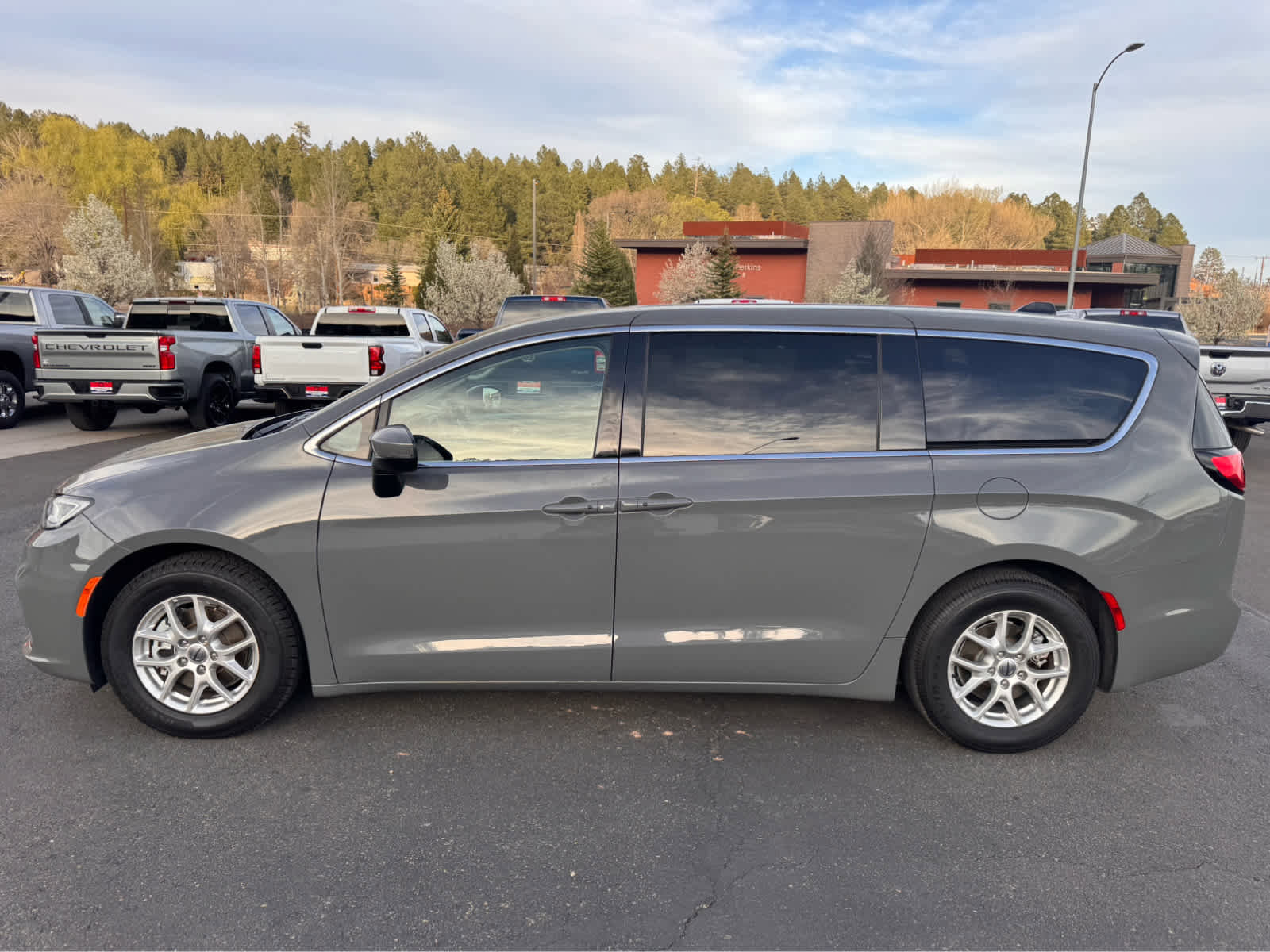 Used 2023 Chrysler Pacifica Touring-L image 2