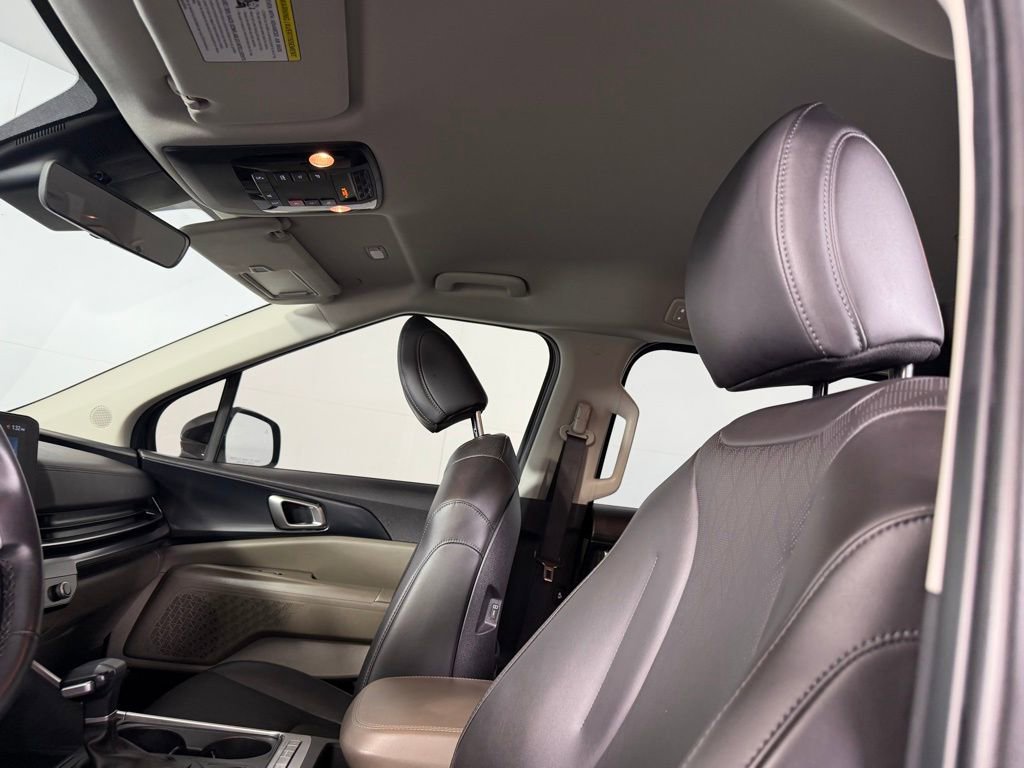 Used 2025 Kia Carnival image 23