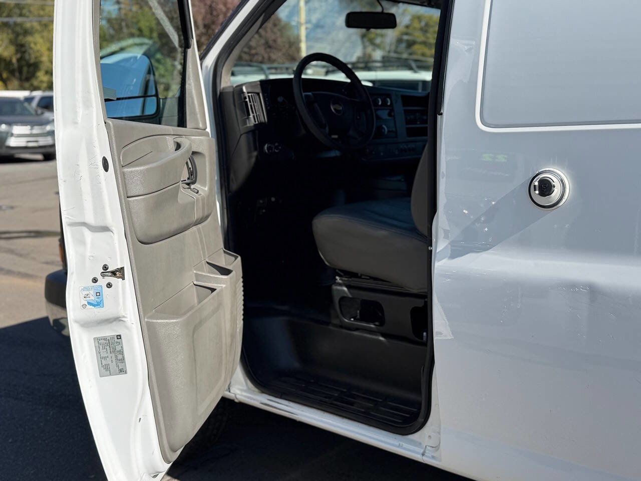 Used 2014 Chevrolet Express 2500 image 2