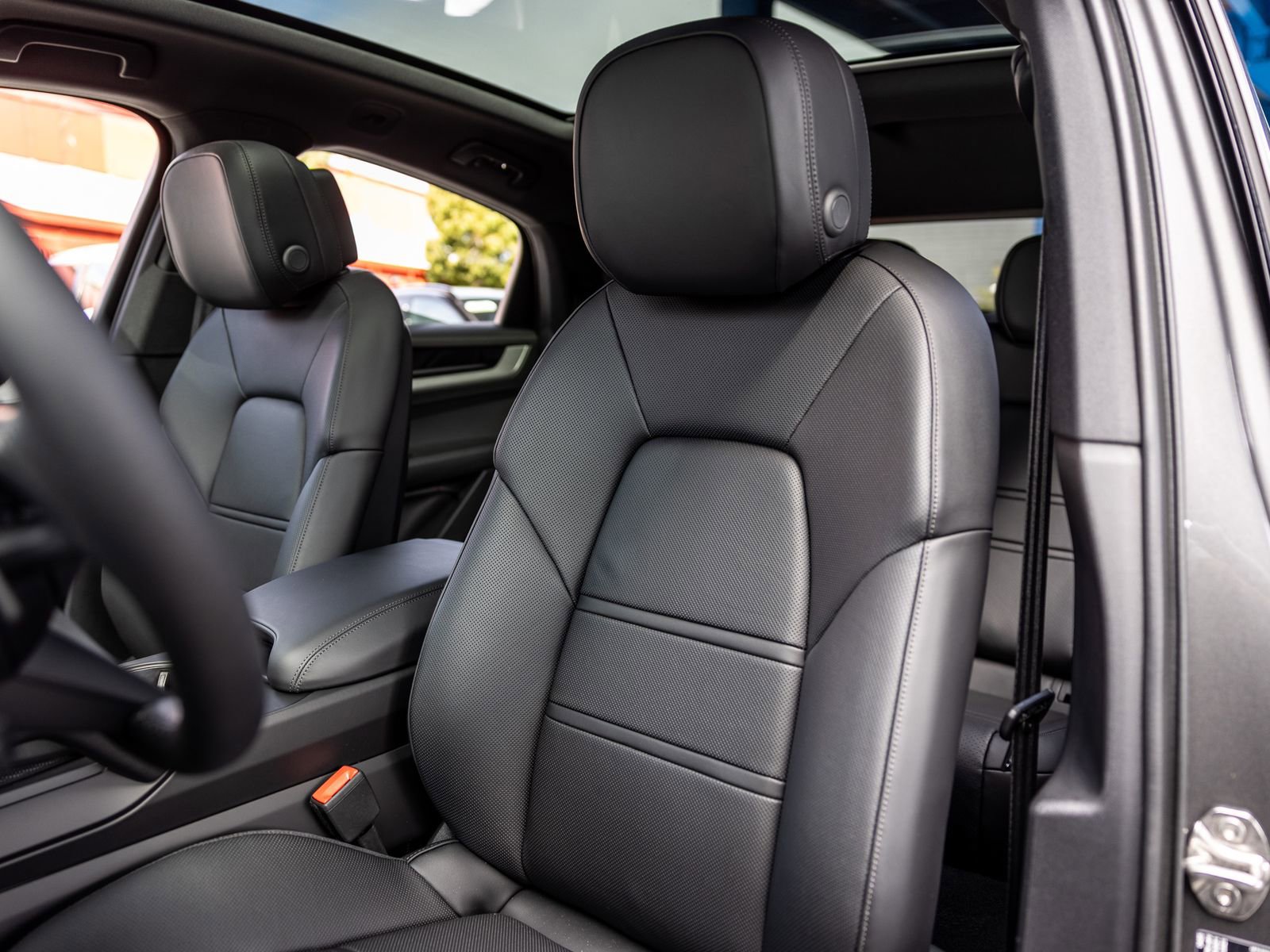 Certified 2025 Porsche Cayenne Coupe AWD/4WD image 5