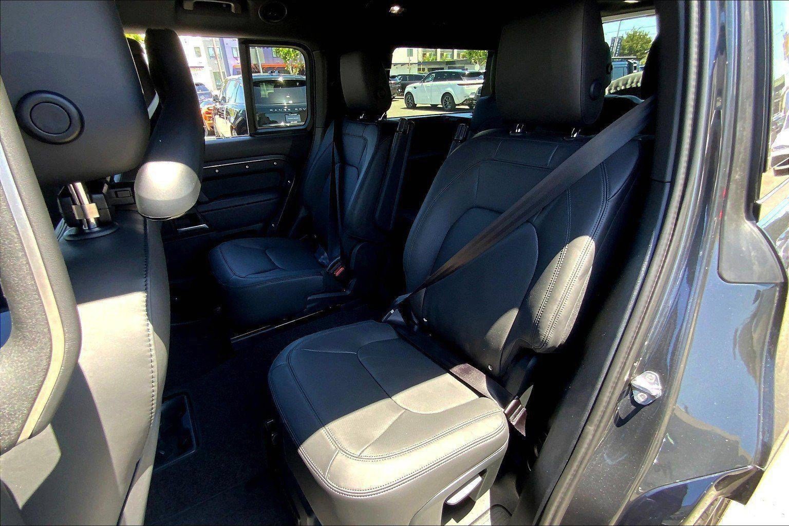 New 2025 Land Rover Defender 130 X-Dynamic SE AWD/4WD image 13