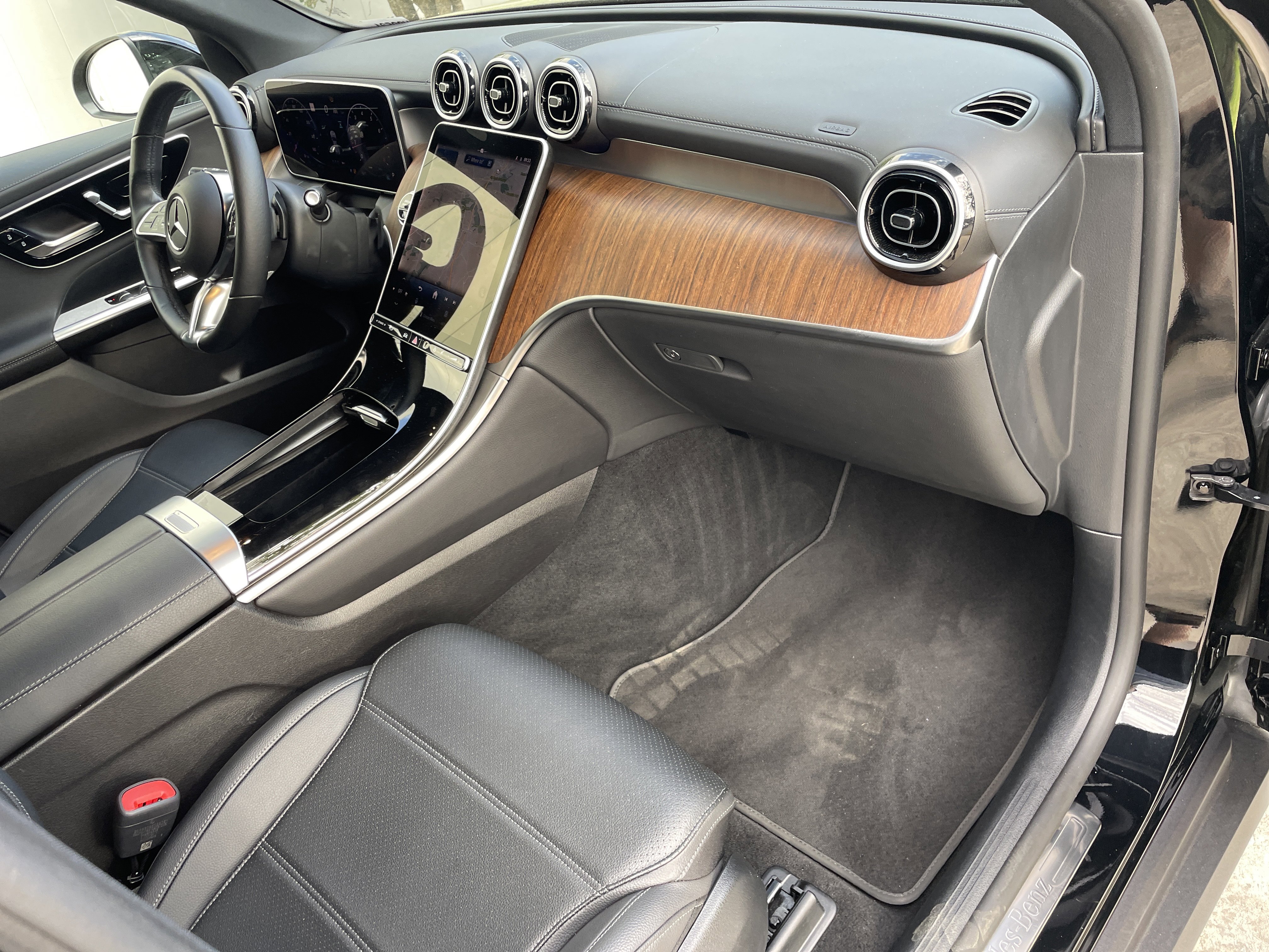 Certified 2025 Mercedes-Benz GLC 300 4MATIC w/ Driver Assistance Package image 48