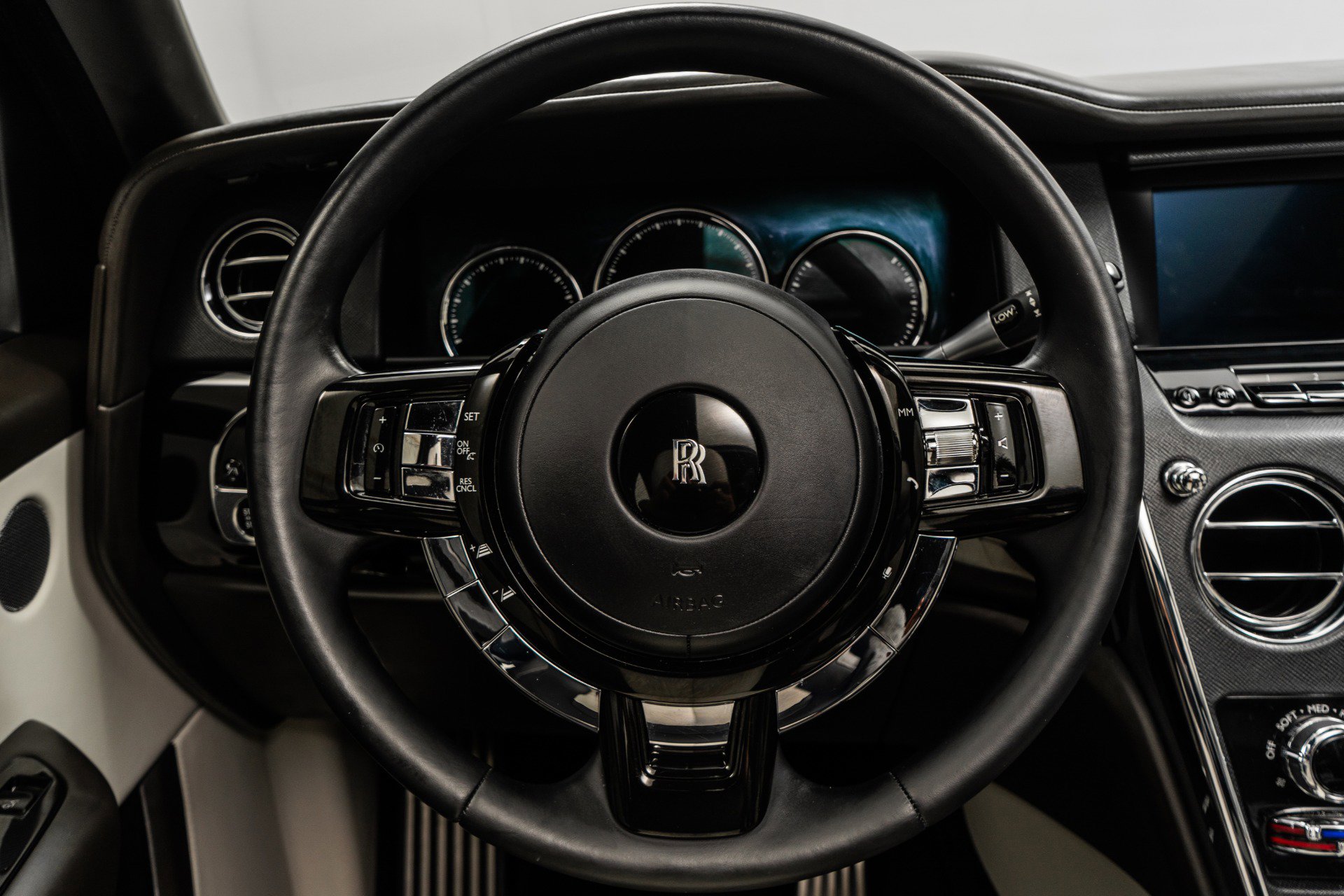 Used 2022 Rolls-Royce Cullinan image 15