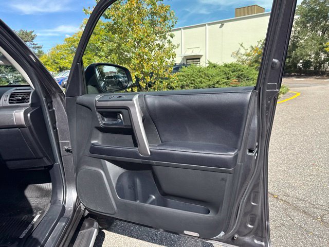 Used 2018 Toyota 4Runner SR5 AWD/4WD image 38