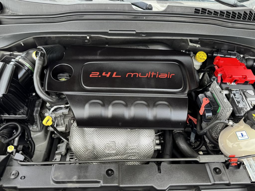 Used 2018 Jeep Renegade Altitude w/ UConnect 8.4 Nav Group AWD/4WD image 10