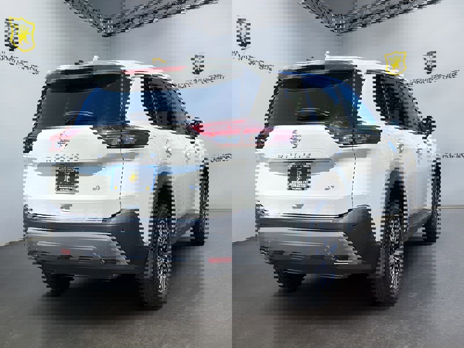 Used 2023 Nissan Rogue SV image 5