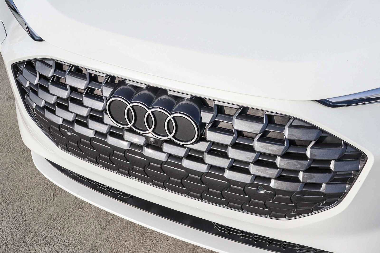 Used 2025 Audi Q5 Premium w/ Convenience Package image 8