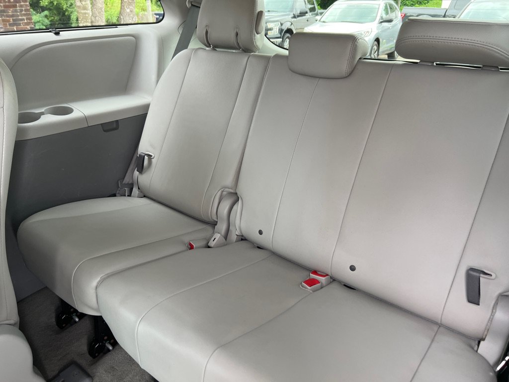 Used 2013 Toyota Sienna XLE FWD image 10