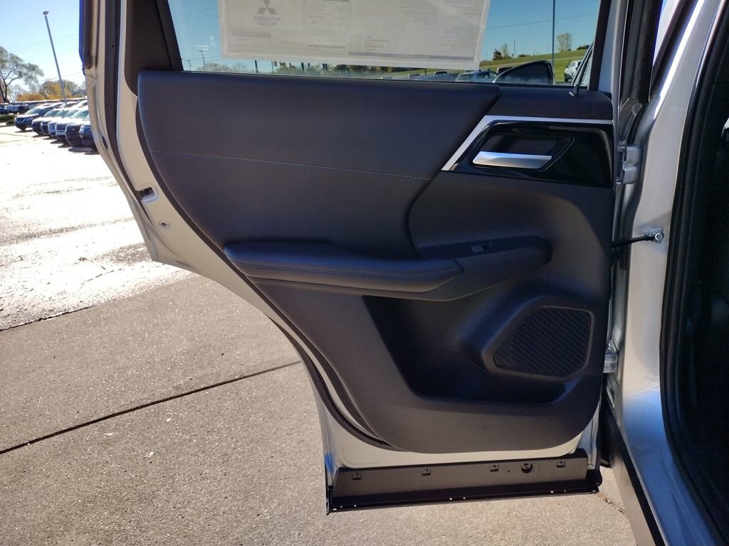New 2025 Mitsubishi Outlander SE image 32