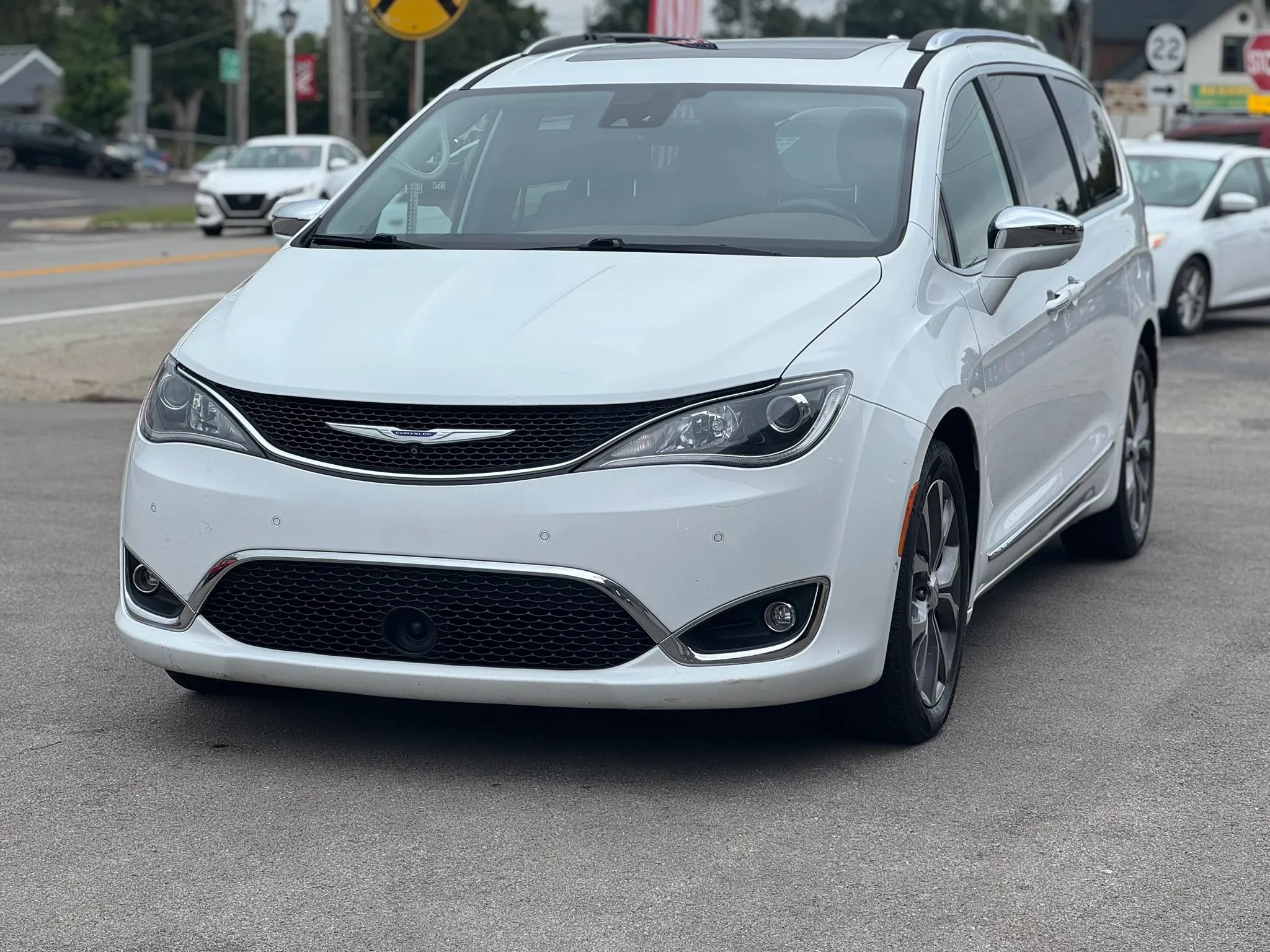 Used 2018 Chrysler Pacifica Limited w/ Tire & Wheel Group FWD image 2