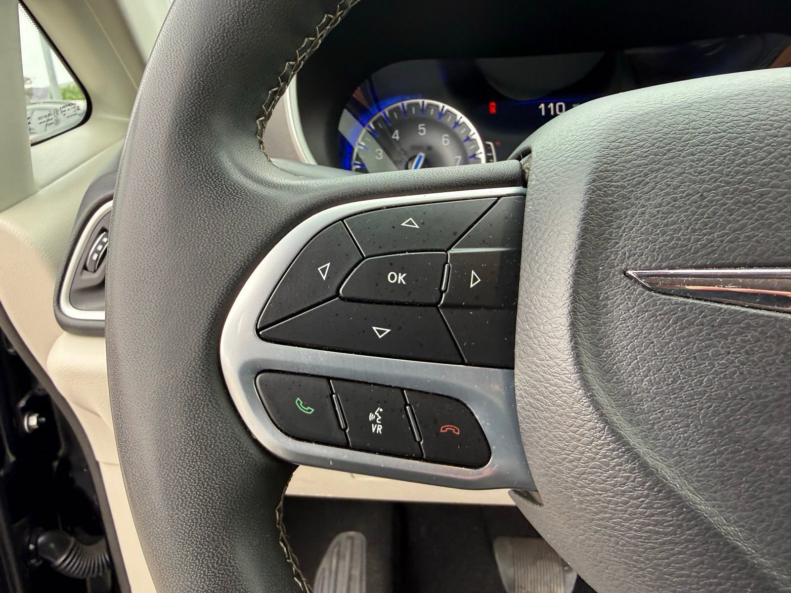 Used 2023 Chrysler Pacifica Touring-L image 18