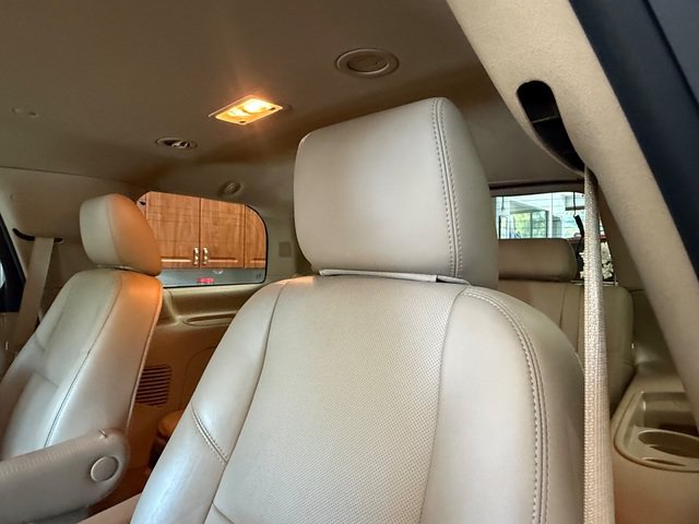 Used 2013 Cadillac Escalade Premium RWD image 8