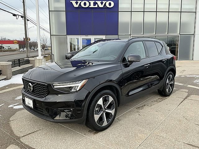 Certified 2025 Volvo XC40 B5 Plus image 3