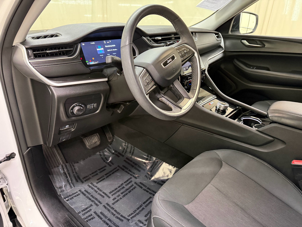 Used 2023 Jeep Grand Cherokee Laredo w/ Luxury Tech Group I AWD/4WD image 30