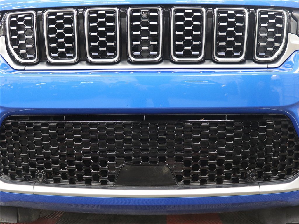 Used 2023 Jeep Grand Cherokee Summit AWD/4WD image 16