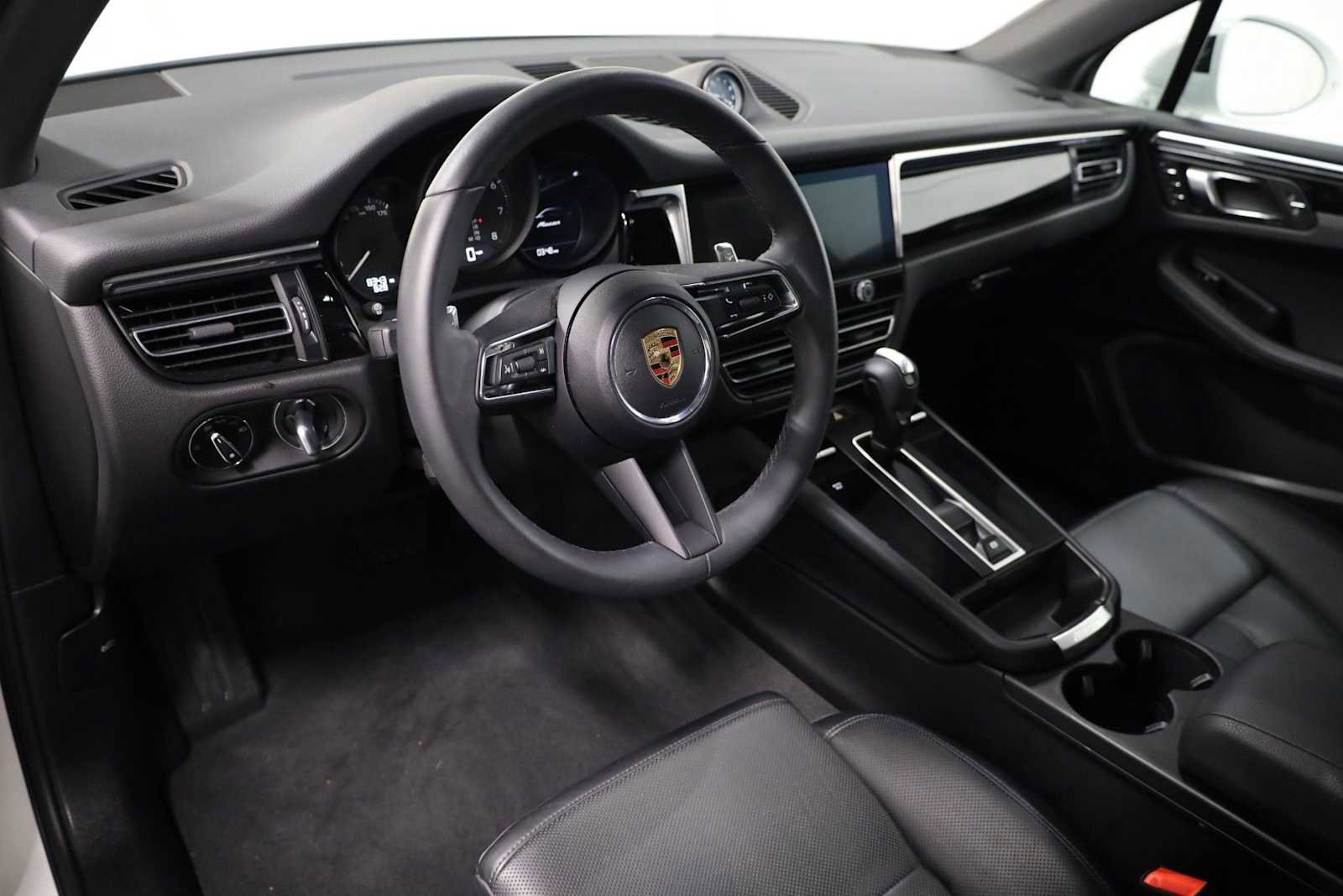 Certified 2025 Porsche Macan image 4
